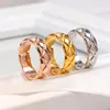 NOUVELLE RÉNALISTIQUE DE MOTEMENT DIAMOND MODE POUR MEN RONNEMENT GOLLE 18K POUR FEMMES BAGNE DE BRANGE COUPLES COUPLES D'AMANDE LUXEUX en acier inoxydable