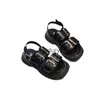 Sandales Girls Summer 2024 Nouvelles chaussures pour enfants Little Soft Sole Solenable Middle and Big Beach H240411