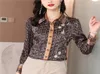 2022 Moda Silk Print Brown camisa feminina de manga longa designer de botões de lapela Bloups Spring Office Office Ladies Shirts Runway WOMA6108614