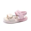 Sandals Girls 2023 Zomer nieuwe kinderschoenen Soft Sole Beach Fashionable Big Boys H240411