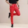 Calças masculinas Moda de couro magro Faux Red Joggers Motorcycle Party Nightclub Troushers para homens com cordas