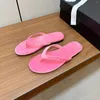 Slippers Chaussures de plage pour femmes Summer Natural Kid Suede plat Flat Band Slides Couture Flip Flops Designer Sandales