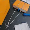 Cadeias de grife jóias S925 Colares de letra de prata sólidos colares pingentes cruzados de prata de prata v colar de marca Vintage Hip Hop Goth Book All Match Sweater Chain