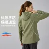 Nova jaqueta de casca macia de outono e de inverno com tira de segurança à prova de vento à prova d'água, com capuz respirável com capuz