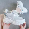 Fitnessskor 2024 Kvinnor kilplattform gummi brogue spets upp hög häl ökar vita silver sneakers zapatos de mujer plataforma
