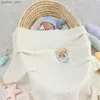 毛布のベッドの毛布の毛布を編む居心地の良い暖かい新生児ラップ通気性のある風器ベビーカーカバーソリッドカラー格子縞のベビーベビーブランケットY240411