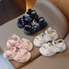 Sandals Girls 2023 Zomer nieuwe middelste en grote kinderen strandschoenen Little Girl Pearl Lace Student Princess H240411