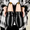 Sapatos casuais homens de couro deslizam em mocassins formais mocassins masculinos italianos dirigindo tênis masculino Retro