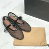 Neue Frauen Ballet Flats Designer Fishnet Sandalen Modebläden ausgehöhltem Mesh Spitzzellenschnalle mit Strasssteinen Befestigungskomfortschuh mit Box 505