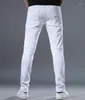 Jeans maschile all'ingrosso 2024 show casual di moda coreano uomini magri vestiti rossi per adolescenti pantaloni classici