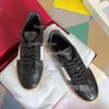 Trainer einfacher Spitzenleder -Designer Casual Sneakers Up Echtes Paarstil Farbnotte Sport Mode Valenstino Vielseitige kleine weiße Schuhe Frauen OR78