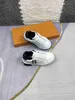 Märke baby sneakers kontrast brev logotyp barn skor storlek 26-35 box skydd svartvita pojkar casual skor 24 april