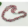 Koker 3 -strängar av naturlig barock pärla och oregelbunden röd korall. Sticka det vackraste kvinnors halsband. 23 tum