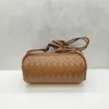 2024 Neuer kleiner kleiner Zylinderknoten gewebter Tasche Modetrend Unterarm Eins Schulter -Crossbody -Tasche für Frauen 240411