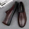 Casual schoenen Italiaanse mannen Brand Slip op formele luxe loafers mocassins echte leer zwart rijgedrag van lederen