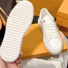 Topp kvinnor designer män låga par skor mode läder tjocka botten sneakers broderade tryck höjande avslappnad anti slip