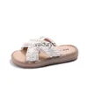 Slipper Girls Slippers 2024 Été Nouvelle petite fille Pearl Princess Shoes Big Boy édition coréenne One Mot Casual H240411