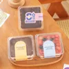 50Sets quadratische Kunststoffbox Transparente Mousse -Kuchenboxen mit Aufkleber Einweg -Dessert -Verpackungsbehälter Hochzeitsfeier Gefälligkeiten