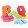Le parole russe alfabeto di alfabeto blocca le lettere e numeri di giocattoli per bambini con pasticcini in legno per i bambini piccoli