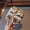 Sandals Girls 2024 New Fashion Princess Chaussures Soft Soft Middle and Small Childrens Beach Broidered Summer Roman H240411