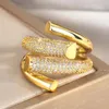 クラスターリングHuitan hyperbole Shape Geometric Gold Gold Girl Ring Luxury Paved SparklingCZ Daily Wear Party Fashion Fashion Versatile Women