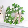Dekorativa blommor sommar vit hortensia kransdekoration liten grön blad dörr hängande utomhus rotting jul med ljus