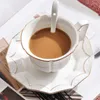 Tasses Saucers Tasse de lait de café en céramique européen Chine Chine blanche en relief en relief avec soucoupe et cuillère Set Drinkware 200ml