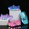 sandals per bambini scivoli pantofole per le luci a led alla spiaggia fibbia all'aperto di scarpe da ginnastica 19-30 t2cm#