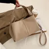 Bolsas de cintura nicho francês Khaki Bag Bucket Spring/verão 2024 Bolsa de moda versátil Ins simples Ha simples feminina