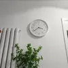 Horloge murale minimaliste Salon de salon à la maison élégante de la montre blanche silencieuse punch de punch gratuit onde radio onde de quartz décoratif