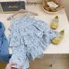 Set di abbigliamento per bambini abiti per bambini abiti 2023 primavera estate nuovi bambini giacca in jeans + abito floreale per sospensione 2 pezzi set di abbigliamento y240412