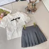 Set di abiti da design per bambini set di ragazze triangolo falbala con camicia a maniche per manica a soffio in piombo 2pcs in stile preppy per bambini outfit principessa z7681