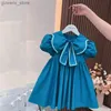 Robes de fille Baby Girls Robe Summer Blue Migne Puff Man Guffing Princess Robe avec des fleurs Clip-arc Chérie de fête d'anniversaire 1 à 6 ans Y240412