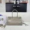 Designer Femmes Cowhide Sac fourre-tout en cuir brillant Italie Brand de luxe Triangle en métal émail