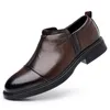 Sapatos casuais estilo britânico masculino clássico de couro de couro pontudo botas de vestido italiano mocassins formais