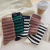 Sockenstrumpfchen koreanische Version des Trendy Brand-Wettbewerbs L-Letter Cashmere Herren-Frauen-Ins Warm Herbst Winter Winter Essential Coffee Student mittenlange