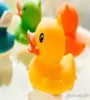 200 pcs pas cher entier pour bébé de bain d'eau jouets jouets sons de canards en caoutchouc jaunes baigner les enfants nageurs de plage cadeaux7372489