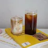 Vinglas med fyrkantig transparent glas kopp kaffemugg kall dryck vatten flaska öl vinglas dessert frukost mjölk dricka