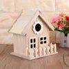 Yaratıcı Ahşap Kuş Evi Yetiştirme Kafesi Besleme Yuva Bahçesi Arka Bahçe Balkon Kolye Simülasyon Çit Birdhouse Ev Dekora 240412