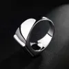 De Domineering Black Gemstone 18K White Gold Ring is ingesteld met diamanten geïmporteerd Mosang en een zakelijke mannelijke god die niet vervaagt