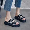Zapatillas gruesas zapatillas con solas para que las mujeres los usen en verano Nuevo 2024 Internet Celebrity Super Hot Cool Beach Zapatos H240412