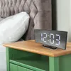 Mirror Digital Alarm Clock Intelligent LED -scherm Moderne gebogen klok USB -oplaad 12/24 uur Desktafel Klok elektronische LED -klok