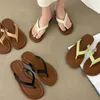 2024 Sommerclip Zehen Frauen Slippes Mode elegante weiche Sohle Flats Schuhschuhe Ladies Casual Beach Flip Flops Sandalien 240409