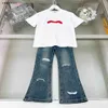 Nya babybanor Girls Kort ärmdräkt Kids Designer Kläder Storlek 110-150 cm Plush Logo Dekoration T-shirt och blossade jeans 24April