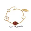 Bulchas de designer de ponta para Vancleff Edição Precision Seven Ladybug Five Flower Bracelet Womens Light Luxury Electroplated Gold Double -Sidelaed White Fritillaria