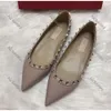 Sandały dla kobiet spiteż się nogami płaskie obcasy mokasyny luksus v marka nagie czarny patent skóry sexy płytkie czerwone buty ślubne designer butów rozmiar 34-44