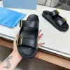 Zapatillas Summer Round Toe de cuero genuino de cuero grueso grueso tacón plano cinturón hebilla abierta con conciso zapatos de playa casuales 2024