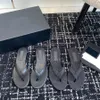 Les tongs pour femmes de qualité supérieure de ganters plates en cuir réels glissent de sandales de luxe de luxe Pantanes pour les chaussures d'usine pour femmes avec boîte 35-40