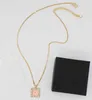 Collar colgante de encanto de calidad de lujo con forma cuadrada y esmalte rosa Desinger tiene pendientes de caja de stmap PS7717B