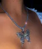 光沢のある蝶のペンダントネックレス